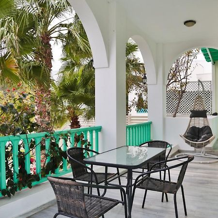 Kamari Beach Houses With Balcony And Garden Экстерьер фото