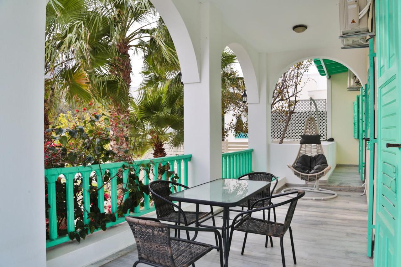 Kamari Beach Houses With Balcony And Garden Экстерьер фото