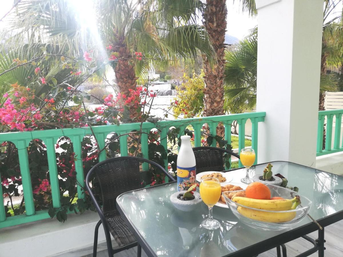 Kamari Beach Houses With Balcony And Garden Экстерьер фото