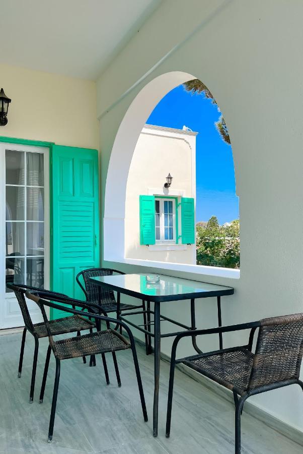 Kamari Beach Houses With Balcony And Garden Экстерьер фото