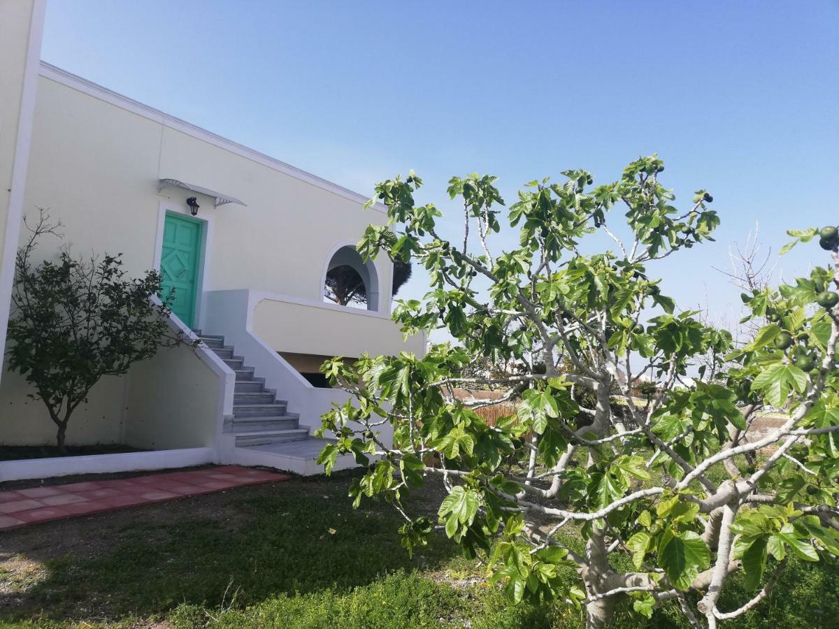 Kamari Beach Houses With Balcony And Garden Экстерьер фото