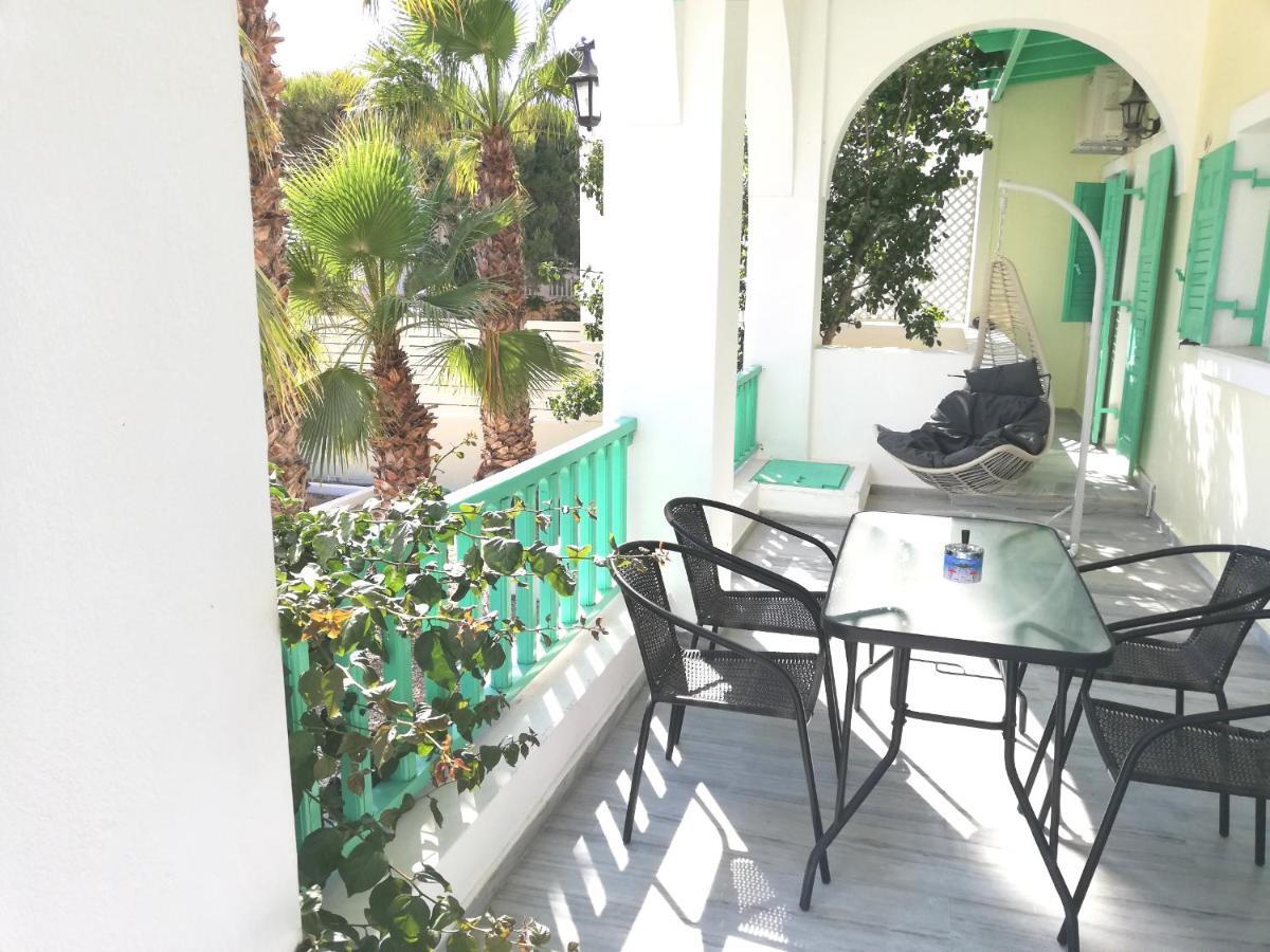 Kamari Beach Houses With Balcony And Garden Экстерьер фото